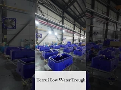 मवेशियों के लिए मज़बूत नीली पेय टैंक